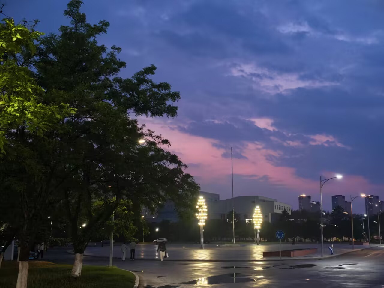 雨后晚霞中的校园广场