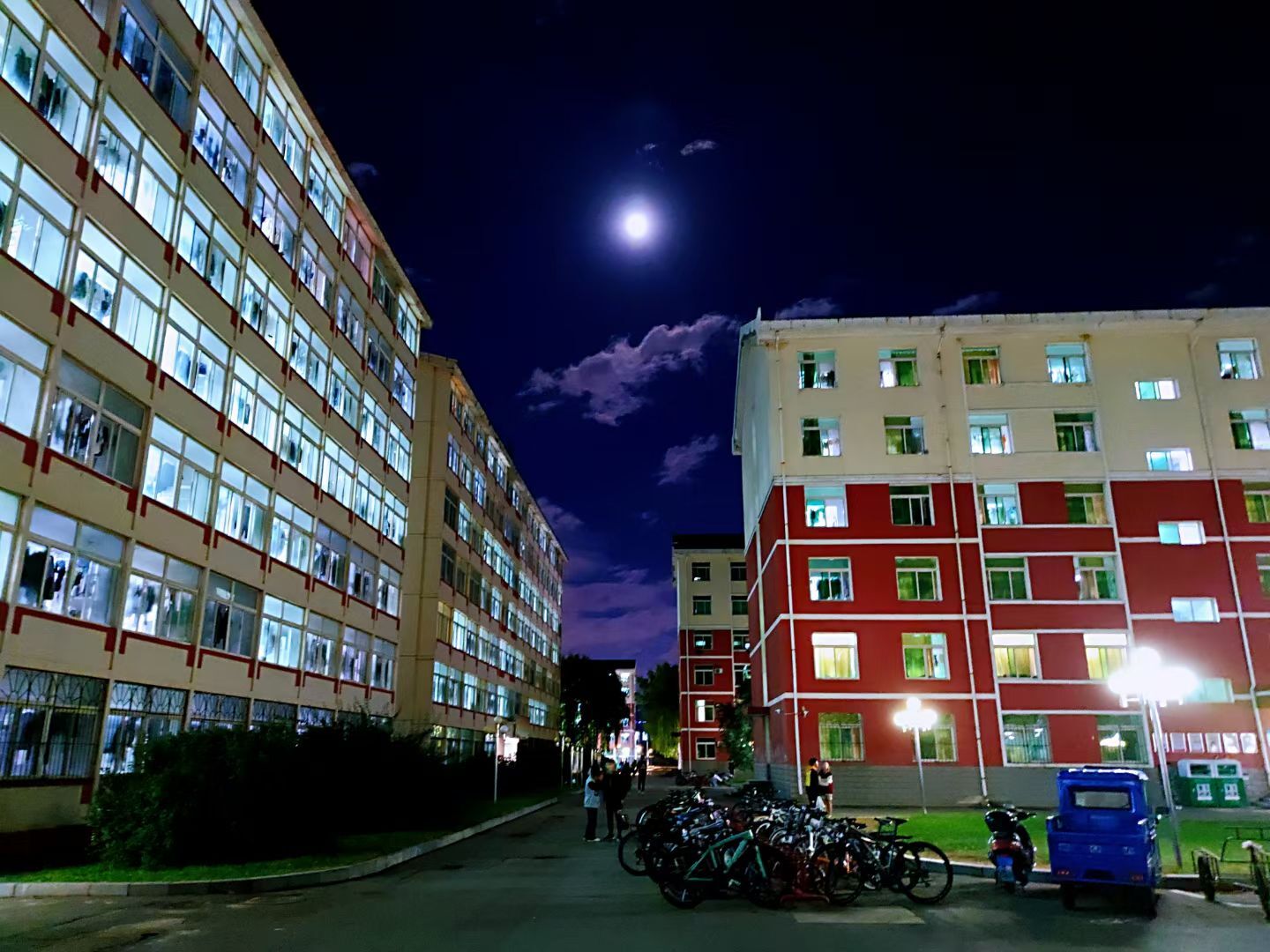 校园宿舍夜景